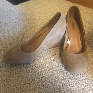 TAN CLOSE TOED WEDGES 3"